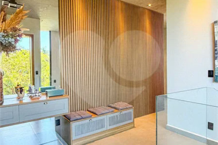 Indaiatuba - HOME DESIGN - Casa Térrea - Condomínio Paradiso - 420 m² de terreno - 307,19 m² de área construída - 3 suítes completas, sendo 1 master com closet planejado e banheira de imersão - Sala de TV reversível para 4ª suíte - Sala de estar ampla e varanda gourmet integrada - Cozinha com móve