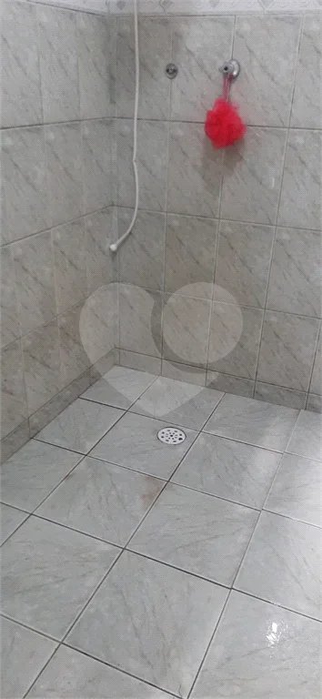 3 dormitórios, 2 suítes, banheiro, sala, cozinha ampla e 2 vagas de garagem