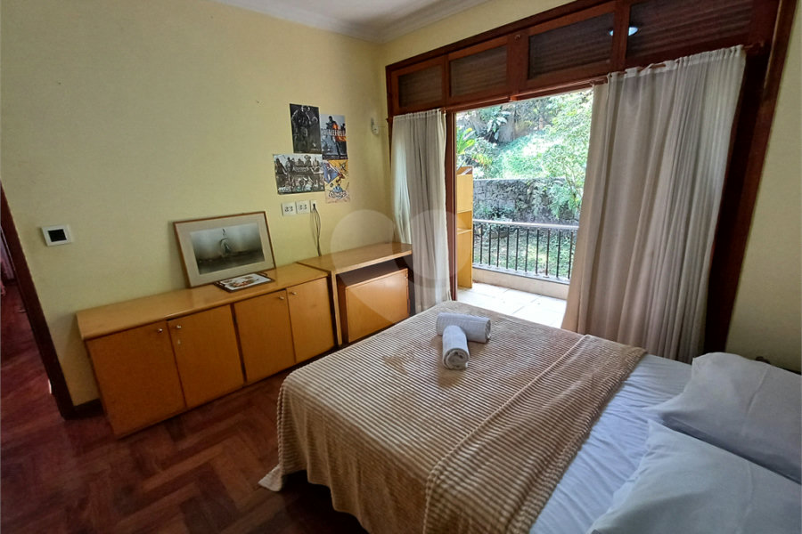 Casa à venda com 4 quartos, sendo 2 suítes, no condomínio Champs Elysees Village, Mairiporã - SP