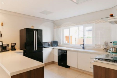 Casa à venda com 5 quartos, sendo 4 suítes, no condomínio Figueira Garden, Atibaia - SP