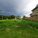Lindo terreno de 450m², localizado no Condomínio Vilaggio Caprirccio