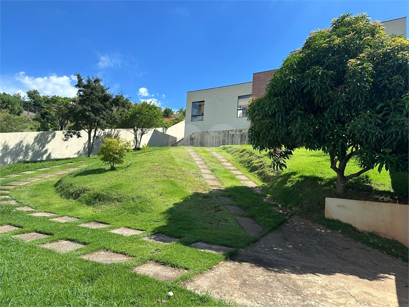 Sobrado à venda com 4 suítes em Jardim Estância Brasil, Atibaia, SP