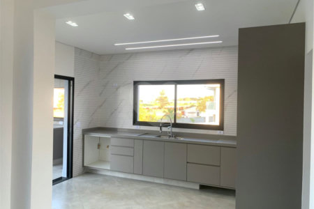 Casa à venda com 3 suítes no condomínio Village Ipanema I, Araçoiaba da Serra - SP
