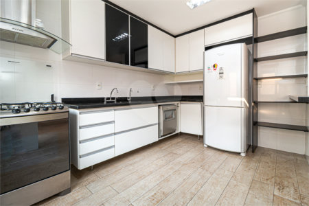 Casa à venda com 4 quartos, sendo 2 suítes, no condomínio Vila das Andorinhas, São Paulo - SP