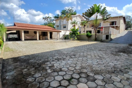 Casa à venda com 5 quartos, sendo 3 suítes, em Vila Santista, Atibaia, SP