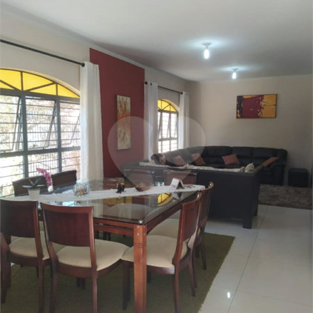 Casa à venda ou para alugar com 3 quartos, sendo 1 suíte, em Estação, São Roque, SP
