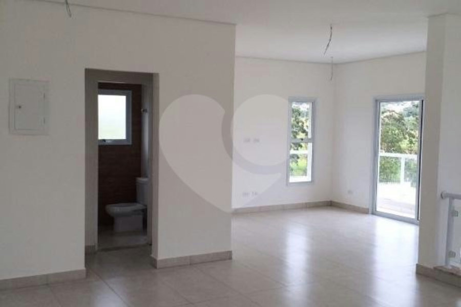 Casa à venda com 4 suítes no condomínio Santa Maria, Cotia - SP
