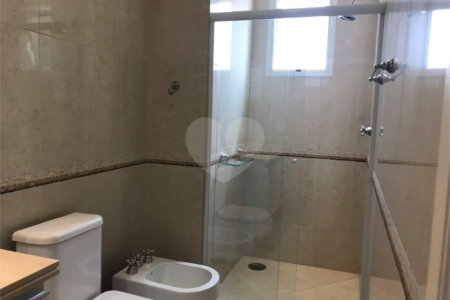 Apto 220 metros no Campo Belo. varanda, 5 vagas, 3 suítes. Visite