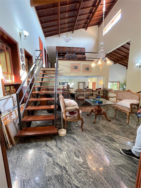 Casa à venda com 9 quartos, sendo 4 suítes, em Condomínio Flamboyant-b, Atibaia, SP