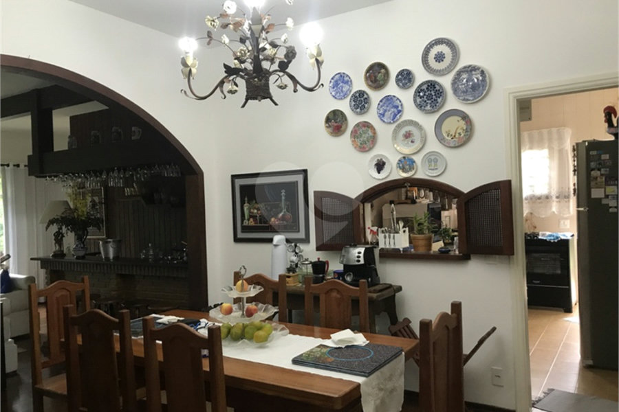 Sobrado à venda com 3 suítes em Serra da Cantareira, Mairiporã, SP