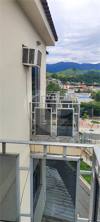 Casa à venda com 5 quartos, sendo 3 suítes, no condomínio Village Texeira Campos, Rio de Janeiro - RJ