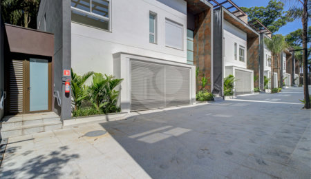 Casa à venda ou para alugar com 3 suítes no condomínio Jardim Flora, São Paulo - SP