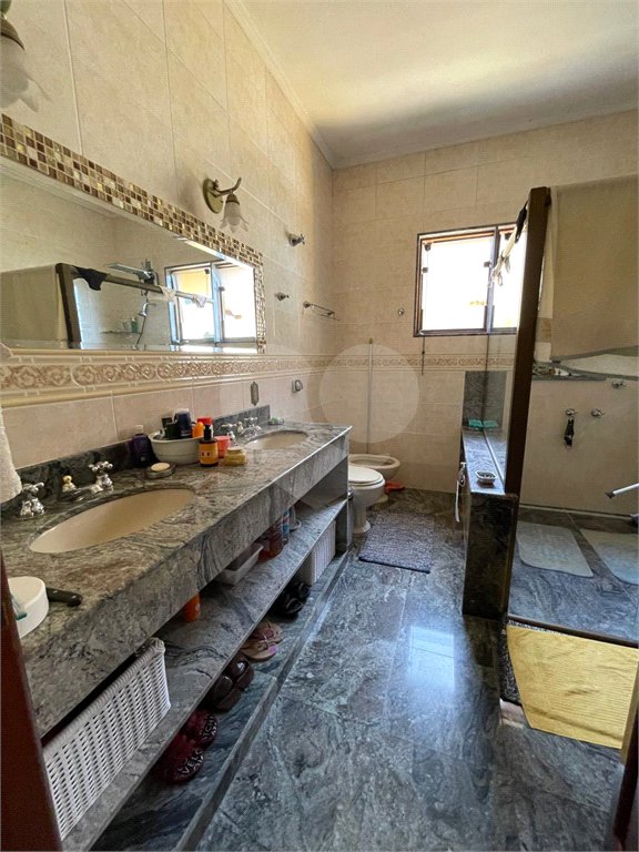 Casa à venda com 9 quartos, sendo 4 suítes, em Condomínio Flamboyant-b, Atibaia, SP