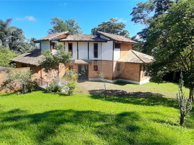 Sobrado à venda com 3 suítes em Serra da Cantareira, Mairiporã, SP