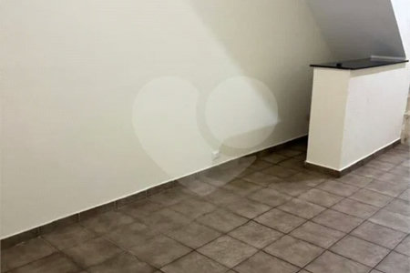 São Paulo - Capital - Bairro Santa Cruz - R4 495.000,00 - Aceita permuta por imóvel na cidade de Indaiatuba- Sp - Sobrado em rua residencial sem saída e com praça particular. O imóvel possui 2 quartos — 1 suíte com dois ambientes e acesso a hall externo. Sala ampla, cozinha com dois ambientes