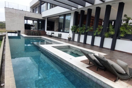 Casa à venda com 3 suítes no condomínio Figueira Garden, Atibaia - SP