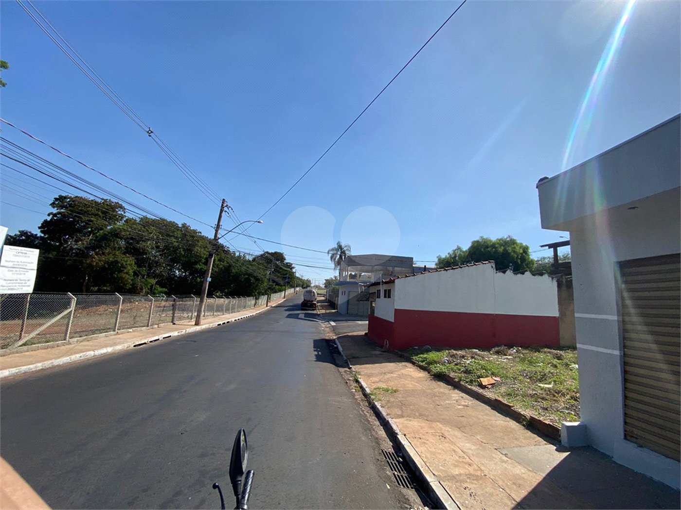 Casa térrea com salão comercial para venda no Santa Felícia.