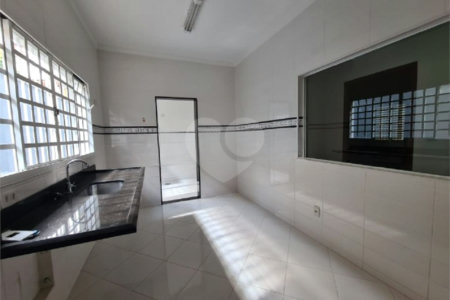 Casa à venda com 3 dormitórios, sendo 1 suite e ampla área de lazer no Jardim Brasil