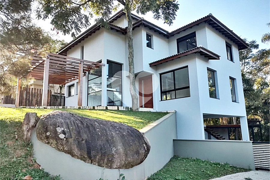 Casa à venda com 4 quartos, sendo 3 suítes, no condomínio Cantareira, Mairiporã - SP