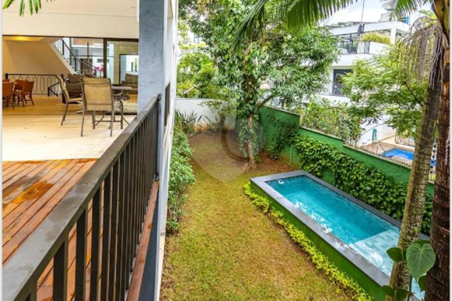 Casa à venda com 3 quartos, sendo 2 suítes, no condomínio Residencial Erika, São Paulo - SP