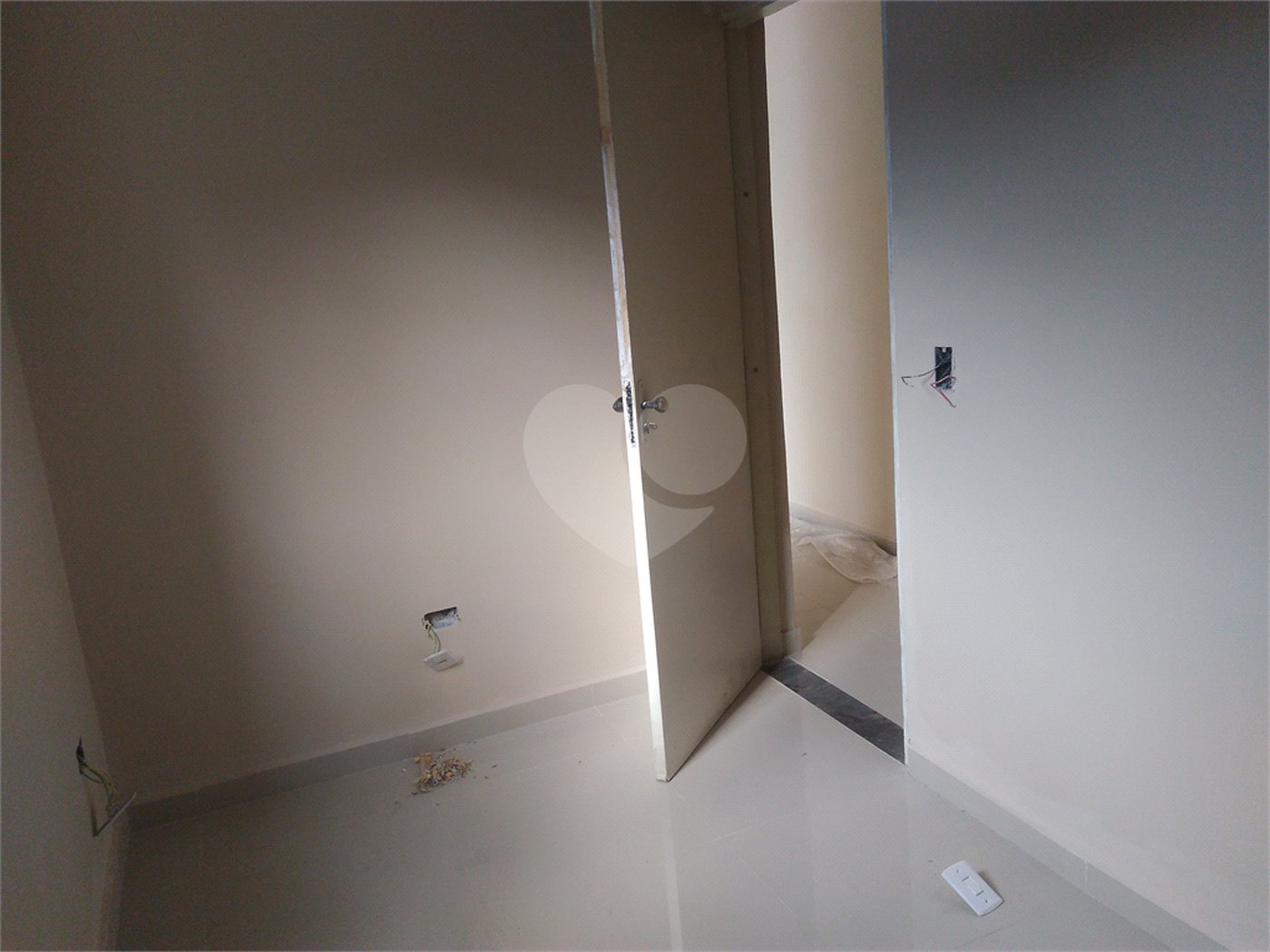 Casa à venda com 3 quartos, sendo 1 suíte,  no condomínio Nair Ramos Shuring, São Paulo - SP
