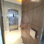 Este amplo apartamento de 290 m², completamente reformado, reúne sofisticação,