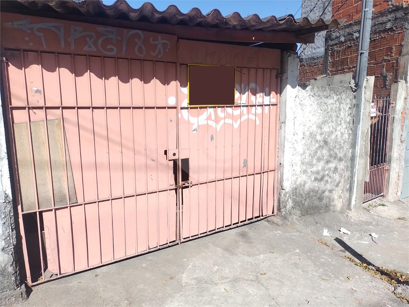 Terreno com 6 casas em 293m² de área total.