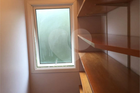 Casa à venda com 4 quartos, sendo 2 suítes, no condomínio Residencial Morumbi, São Paulo - SP