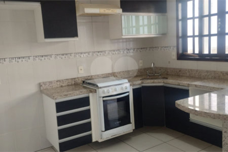 Sobrado à venda com 4 quartos, sendo 2 suítes,  em Vila Oliveira, Mogi das Cruzes, SP
