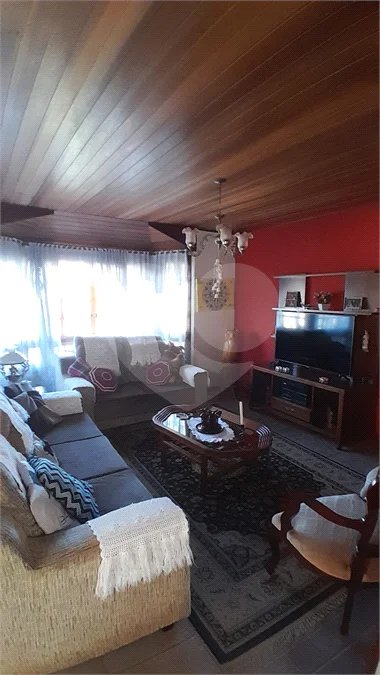 Sobrado à venda com 3 quartos, sendo 1 suíte, em Vila Isabela, Campos do Jordão, SP