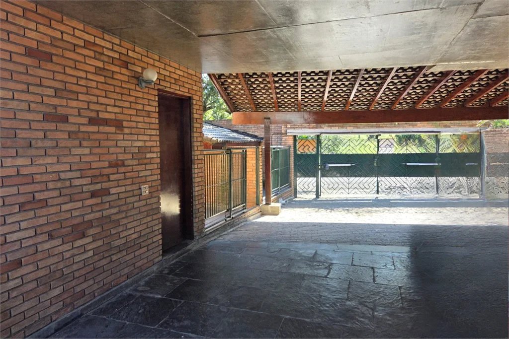Casa à venda com 4 quartos, sendo 2 suítes, em Cidade São Francisco, São Paulo, SP