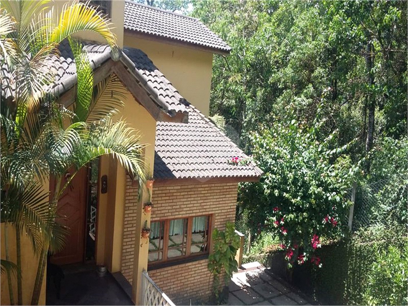 Casa à venda com 5 quartos, sendo 2 suítes, no condomínio Alpes da Cantareira, Mairiporã - SP