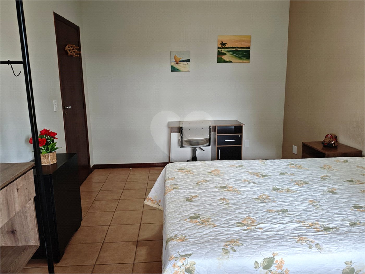 Casa à venda com 4 quartos, sendo 2 suítes,  em Country Residencial Felix, Bom Jesus dos Perdões, SP