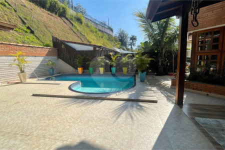 Casa à venda com 4 quartos, sendo 2 suítes, no condomínio Residencial Ypê Branco II, São Paulo - SP