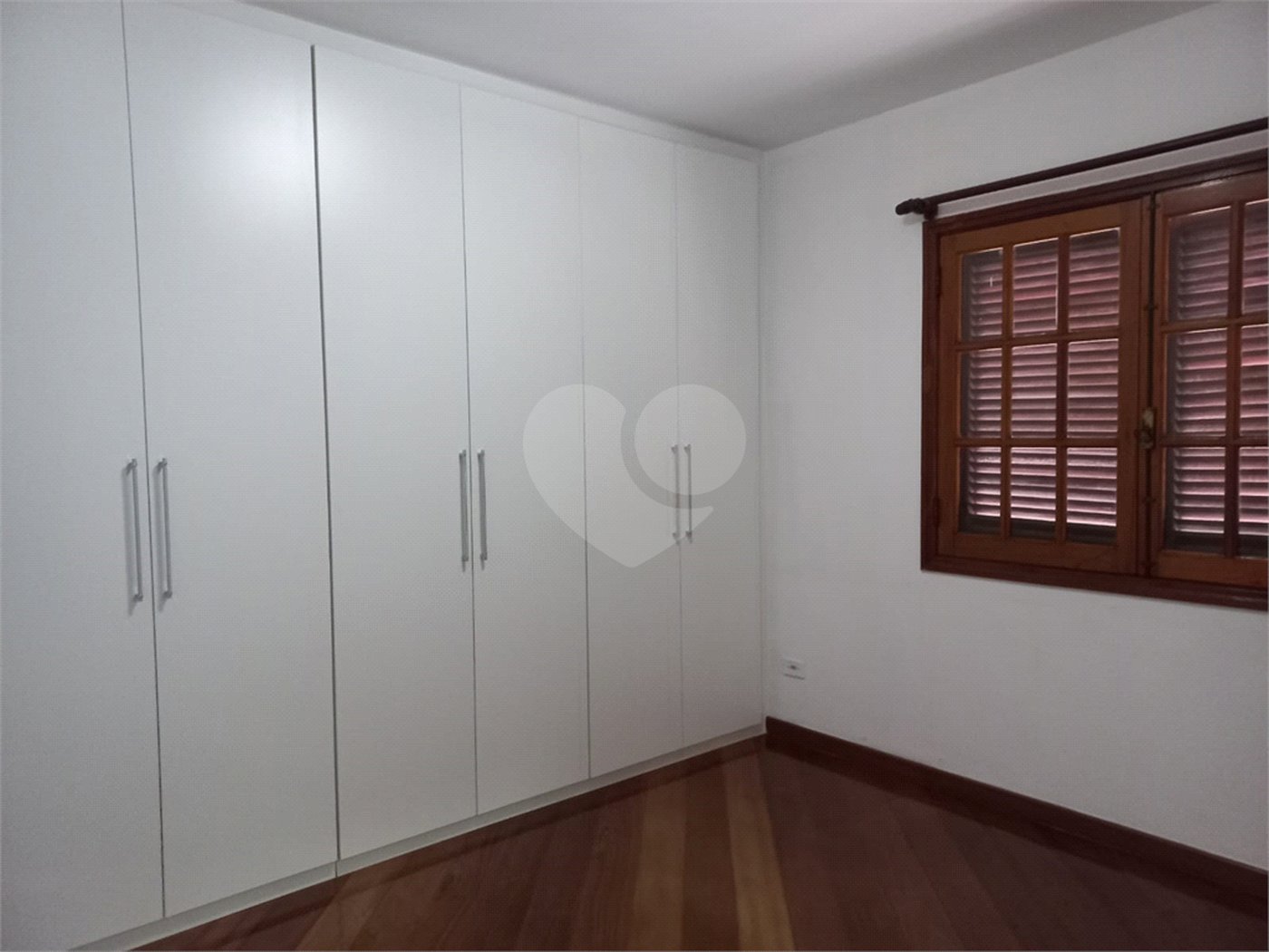 Sobrado à venda com 4 quartos, sendo 3 suítes, em Cidade São Francisco, São Paulo, SP