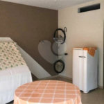 Casa térrea com 3 dormitórios, sendo 2 suítes.