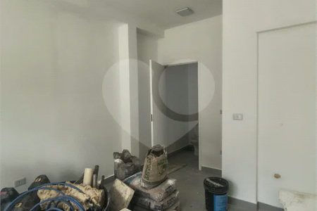 O imóvel possui 20 m² de área útil e 35 m² de área total, sendo uma ótima opção para instalação de escritório, consultório ou atividade comercial.