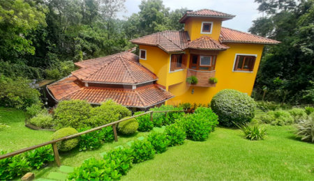 Casa à venda com 5 quartos, sendo 4 suítes, no condomínio Alpes da Cantareira, Mairiporã - SP
