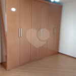 01 Dormitório, todo reformado, Semi Mobiliado com 01 Vaga de Garagem