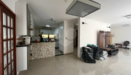 Sobrado à venda com 4 quartos, sendo 1 suíte, em Vila Cordeiro, São Paulo, SP