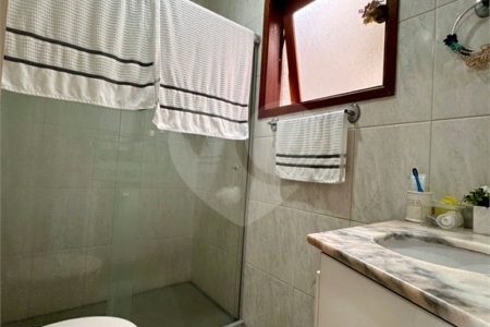 Casa à venda com 3 quartos, sendo 1 suíte, no condomínio Morada dos Pássaros, São Paulo - SP