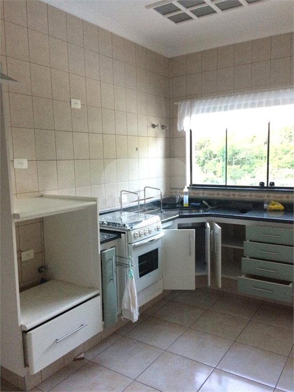 Casa à venda com 4 quartos, sendo 2 suítes, no condomínio Flamboyant, Atibaia - SP
