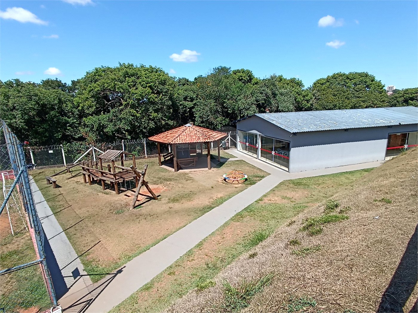 Casa à venda com 2 quartos, sendo 1 suíte,  no condomínio Residencial Marina, Itapetininga - SP