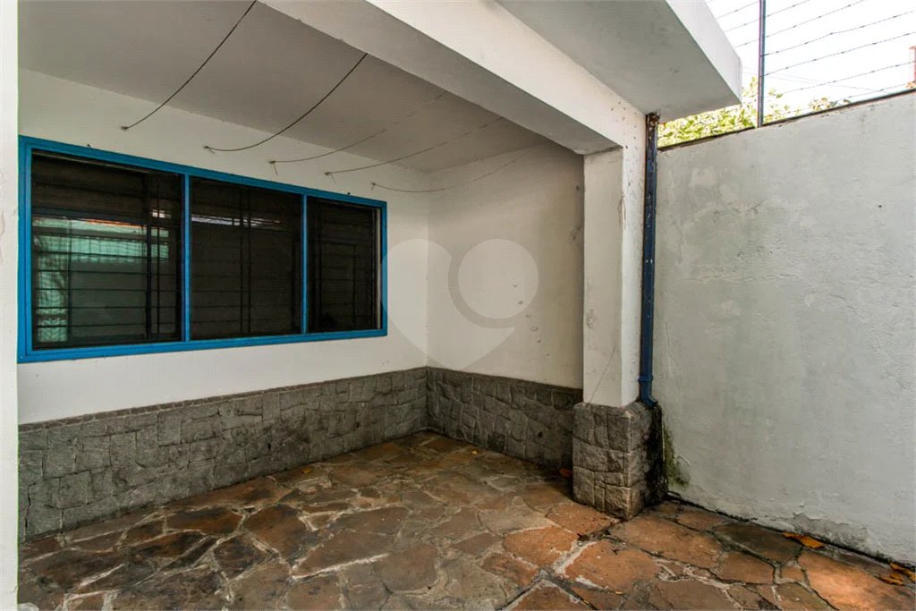 Casa à venda em Moema de 280m² com 4 dormitórios, sendo 1 suíte e 2 vagas de garagem.