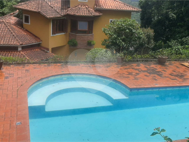 Casa à venda com 5 quartos, sendo 4 suítes,  no condomínio Alpes da Cantareira, Mairiporã - SP