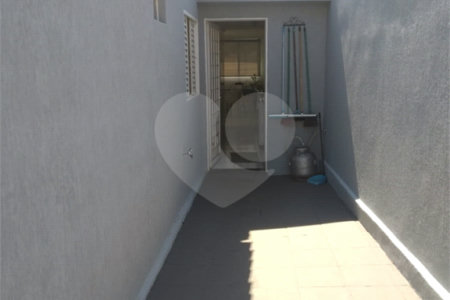 Casa Térrea com 3 dormitórios.