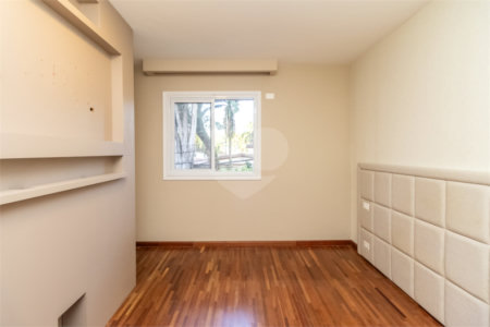 Casa à venda com 4 quartos, sendo 3 suítes, no condomínio Village Place, São Paulo - SP
