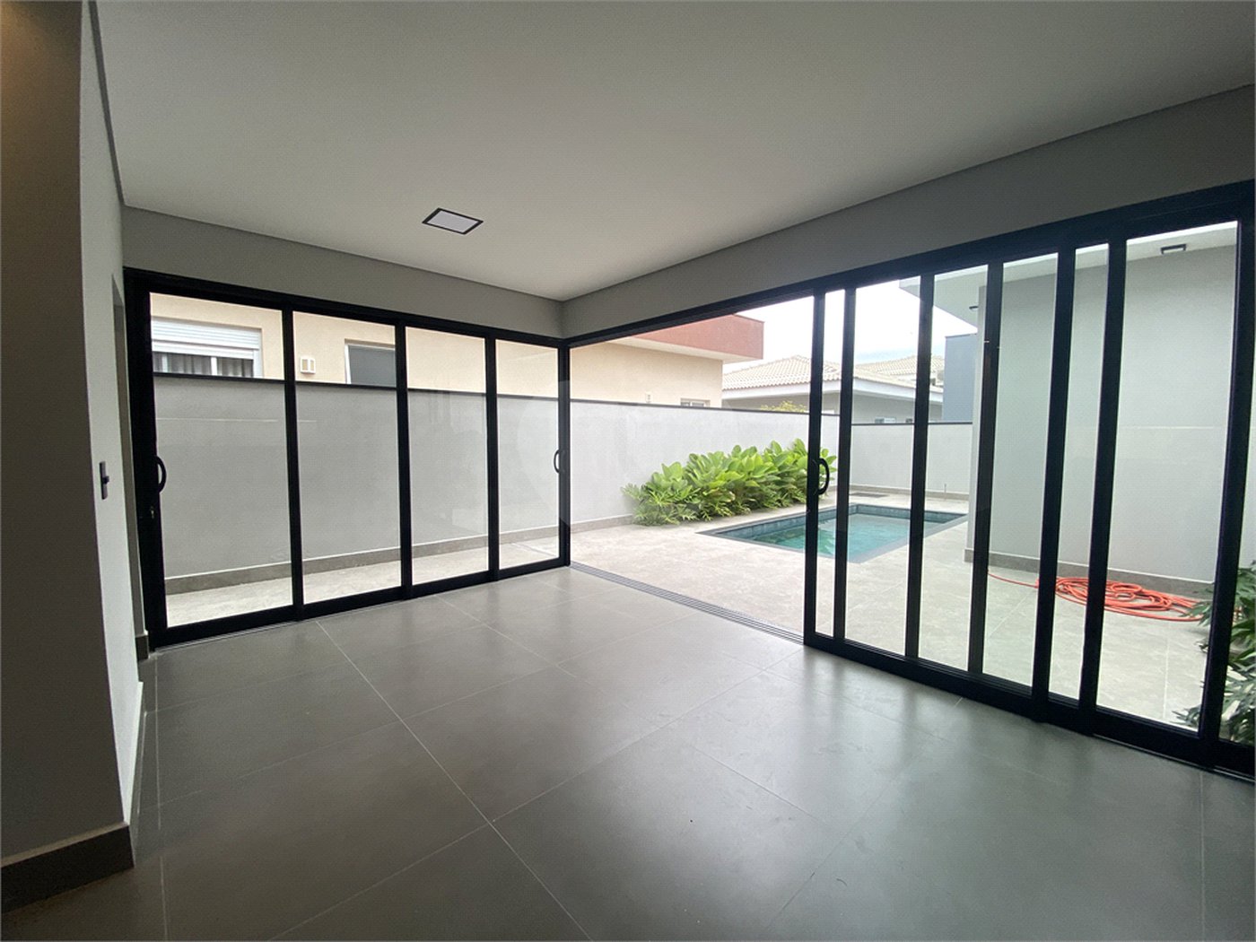 Casa à venda com 3 suítes no condomínio Portal dos Bandeirantes, Salto - SP