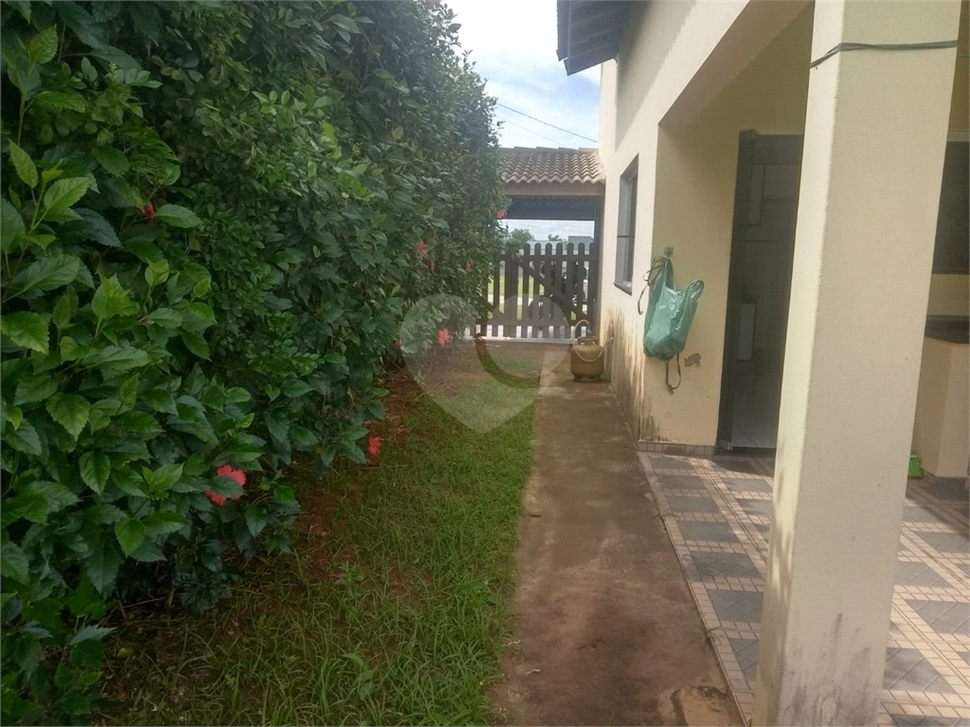 Casa à venda com 4 quartos, sendo 1 suíte,  no condomínio Village da Serra, Araçoiaba da Serra - SP