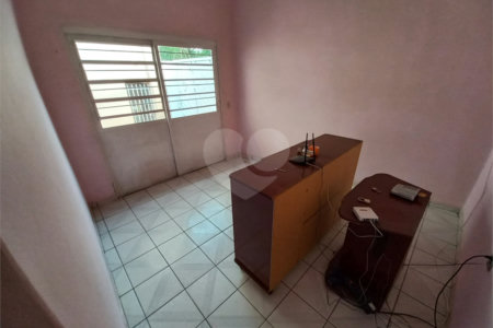 Sobrado à venda com excelente distribuição de espaços